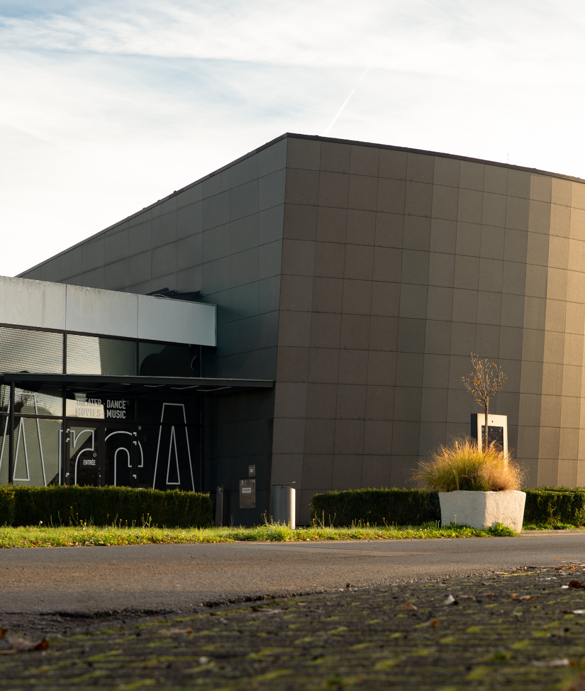 Le bâtiment de l'ArcA à Bertrange, entrée principale